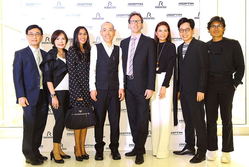 เปิดตัว “เลนส์คู่ละล้าน : มร.ทิม ไมเยอร์ ผู้จัดการฝ่ายจัดซื้อและโลจิสติกส์ บริษัท โรเด้นสต๊อก (ประเทศไทย) จำกัด และ อาจารย์โบบิ-สมบูรณ์ นำทิพย์จันทาเจริญ ผู้เชี่ยวชาญด้านการตรวจวัดสายตาประกอบแว่นซุปเปอร์โปรเกรสซีฟระดับโลก ศูนย์แว่นตาไอซอพติก เปิดตัว “เลนส์คู่ละล้าน เพื่อชีวิตที่ดีกว่า” ณ ศูนย์แว่นตาไอซอพติก โดยมี สุริยน ศรีอรทัยกุล, เพ็ญสุภา คชเสนี, วลีรัตน์ สิงคิวิบูลย์, อทิตา สุธาดารัตน์, บุรินทร์ เยี่ยมสมบัติ, กงพัฒน์ ศักดาพิทักษ์ มาร่วมงาน