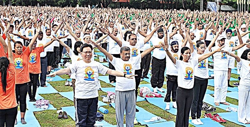 วันโยคะโลก : H.E. Mr. Bhagwant Singh Bishnoi เอกอัครราชทูตอินเดียประจำราชอาณาจักรไทย เปิดงานวันโยคะโลก ครั้งที่ 2 โดยมี กอบกาญจน์ วัฒนวรางกูล (รมว.กระทรวงการท่องเที่ยวและกีฬา) และนักศึกษาจากหลากหลายสถาบันมาร่วมงาน ณ จุใาลงกรณ์มหาวิทยาลัย