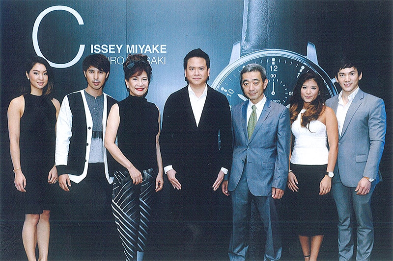 คอลเลคชั่นใหม่ล่าสุด : ตุนท์ มหาดำรงค์กุล ผู้บริหารแห่ง โทรคาเดโร กรุ๊ป จัดงานเปิดตัวนาฬิกาคอลเลคชั่นใหม่ล่าสุด “ซี” (C Collection) จาก อิซเซ่ มิยาเกะ ผลงานออกแบบของ มร.อิชิโระ อิวาซากิ ศิลปินดีไซเนอร์หนุ่มชื่อดัง โดยมี ดารารัตน์ มหาดำรงค์กุล, มร.ฮิเดกิ โอตาเกะ, นวลตอง ฐิตวัฒน์, ณัฐวุฒิ ตรีวิศวเวทย์, ชุดารี เทพาคำ และ นุกุลกิจ เอี่ยมละออ มาร่วมงานด้วย ณ ห้องบอลรูม โรงแรม ดิโอกุระ เพรสทีจ