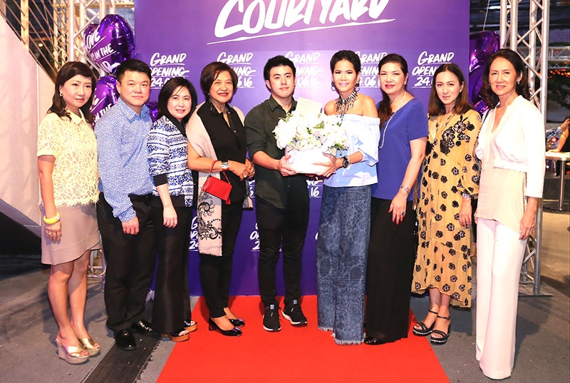 เปิดเป็นทางการ : สุรชัย-สุจีรา เชษฐโชติศักดิ์ เป็นประธานงานแกรนด์โอเพนนิ่ง “72 คอร์ทยาร์ด” ของ เชษฐ เชษฐโชติศักดิ์ แหล่งรวมสุดยอดร้านอาหารแบรด์ดัง บาร์และไนค์คลับ โดยมี ม.ล.ปิยาภัสร์ ภิรมย์ภักดี, ราศี-เจษฎ์สุดา บัวเลิศ, ยุพาพร บุญเกตุ ร่วมแสดงความยินดี ณ โครงการ 72 คอร์ทยาร์ด สุขุมวิท 55