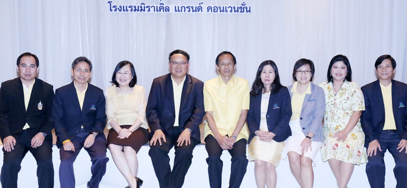 ะดมความคิดเห็น : ดร.วิจารย์ สิมาฉายา อธิบดีกรมควบคุมมลพิษ กระทรวงทรัพยากรธรรมชาติและสิ่งแวดล้อม เปิดสัมมนา “ร่างยุทธศาสตร์การจัดการมลพิษ 20 ปี และแผนจัดการมลพิษ พ.ศ. 2560 – 2564” โดยมี จงจิตร์ นีรนาทเมธีกุล และ สุวรรณ นันทศรุต ร่วมประชุม ที่ โรงแรมมิราเคิล แกรนด์ คอนเวนชั่น