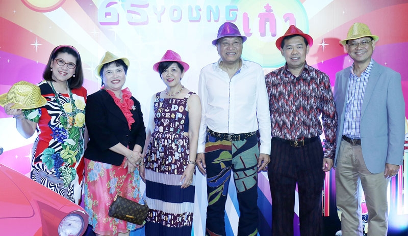 “65 YOUNG เก๋า” : นิรันดร์ ธีรนาทสิน กรรมการ บมจ.ท่าอากาศยานไทย 
ฉลองวันคล้ายวันเกิดในหมู่ญาติมิตรและคณะผู้บริหาร ทอท. อาทิ มนตรี มงคลดาว รอง กก.ผอ.ใหญ่ สายงานทรัพยากรบุคคล และ ศศิศุภา สุคนธทรัพย์ รอง กก.ผอ.ใหญ่ 
สายงานยุทธศาสตร์ ที่ โรงแรมมิราเคิล แกรนด์ คอนเวนชั่น