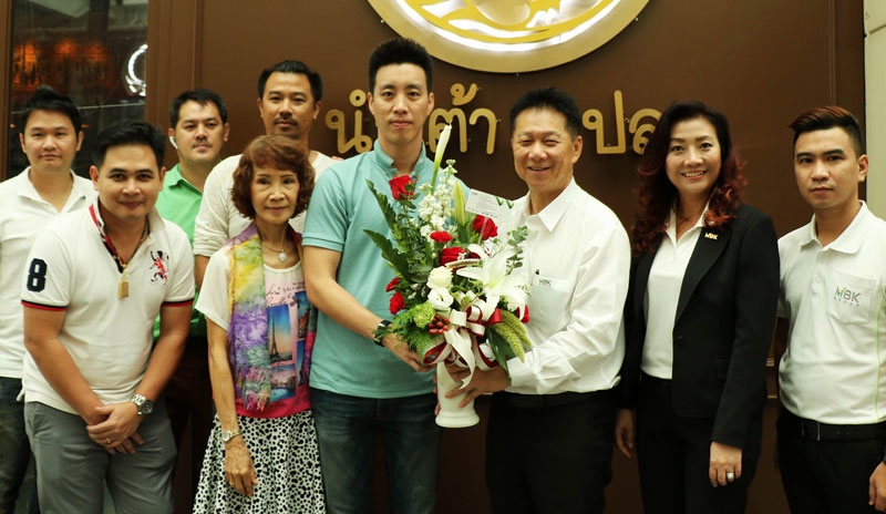 ชวนไปชิมอาหารอร่อย : สมพล ตรีภพนารถ กก.ผจก.กลุ่มธุรกิจศูนย์การค้า บมจ.เอ็ม บี เค และ อรวรรณ จึงประเสริฐศรี ผจก.ทั่วไป ศูนย์การค้าเดอะไนน์ เซ็นเตอร์ พระราม 9 ร่วมยินดีกับ ณัฐวิศว์ สุนทรเวชพงษ์ ในโอกาสเปิดร้านอาหารทะเล 
“น้ำเต้า ปู ปลา” ที่ ชั้น 2 ศูนย์การค้าเดอะไนน์เซ็นเตอร์ พระราม 9