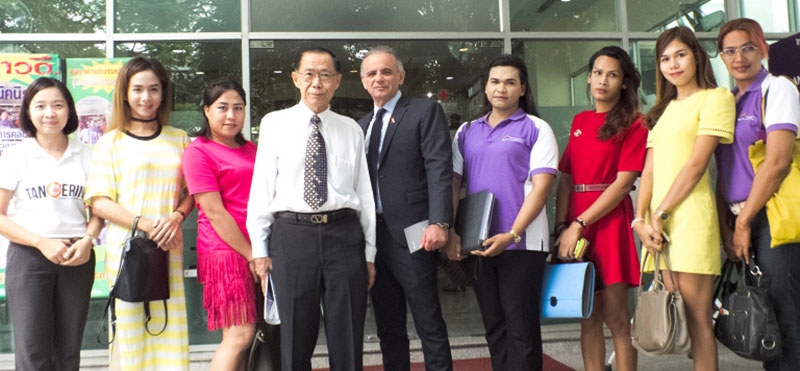 ร่วมมือกัน : ศ.กิตติคุณ นพ.ประพันธ์ ภานุภาค ผอ.ศูนย์วิจัยโรคเอดส์ สภากาชาดไทย และภาคีเครือข่ายภาคประชาสังคมที่ทำงานด้านเอดส์ ร่วมต้อนรับ ดร.ลูอิส ลัวเรส รอง ผอ.โครงการโรคเอดส์แห่งสหประชาชาติ ในโอกาสเข้าเยี่ยมชมกิจกรรมของศูนย์วิจัยโรคเอดส์ เพื่อช่วยลดผลกระทบอันเกิดจากเอดส์