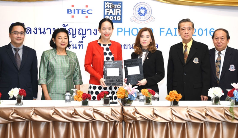 “โฟโต้แฟร์ 2016” : บุษราภรณ์ พรไพศาลศักดิ์ นายกสมาคมธุรกิจการถ่ายภาพ และ ปนิษฐา บุรี กรรมการผู้จัดการ ศูนย์ฯไบเทค ร่วมลงนามในสัญญาเช่าพื้นที่จัดงาน “โฟโต้แฟร์ 2016” โดยจัดขึ้นระหว่างวันพุธที่ 30 พฤศจิกายน-วันอาทิตย์ที่ 4 ธันวาคม 2559 ที่ศูนย์ฯ ไบเทค บางนา ถนนบางนา ตราด
