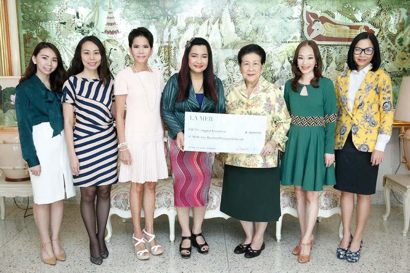 สมทบทุน : อัมพรพิมพ์ วัชราภัย และ เยาวอนงค์ ชนะวงศ์ ร่วมมอบเงินในนามผลิตภัณฑ์ลาแมร์ จำนวน 500,000 บาท ให้แก่ ท่านผู้หญิงจรุงจิตต์ ฑีขะระ เพื่อสมทบทุนมูลนิธิส่งเสริมศิลปาชีพฯ โดยมี หม่อมหลวงปิยาภัสร์ ภิรมย์ภักดี มาร่วมในพิธีด้วย ณ ห้องรับรองสถาบันสิริกิติ์ สวนจิตรลดา