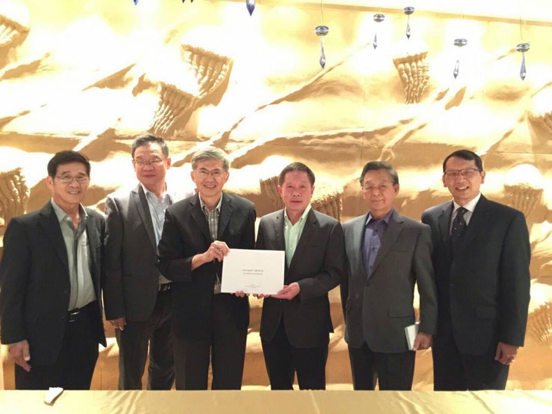 มอบอาคารเรียน : ชูชาติ เพชรอำไพ ประธานกรรมการบริษัทเมืองไทยลิสซิ่ง จำกัด (มหาชน) บริจาคอาคารเรียน มูลค่า 50 ล้านบาท ให้กับคณะเศรษฐศาสตร์มหาวิทยาลัยเชียงใหม่ โดยมี ชวน หลีกภัย อดีตนายกรัฐมนตรี ร่วมเป็นสักขีพยานและ ดร.พิสิฐ ลี้อาธรรม คณบดี รับมอบ