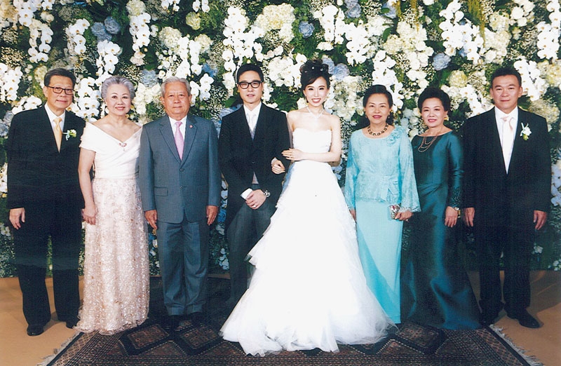 วิวาห์ครบวงจร : คุณหญิงทิพยวรรณ ตันตกิตติ์ เปิดงาน “เดอะ มณเฑียร ริเวอร์ไซด์ เวดดิ้ง แฟร์ 2016” จัดโดยบุตรสาว คริมา กุญชร ณ อยุธยา โดยมีคุณหญิงกิ่งแก้ว เอื้อทวีกุล, คุณหญิงโรส บริบาลบุรีภัณฑ์, ละออ ตั้งคารวคุณ, มณเฑียร ตันตกิตติ์ และ เณศราภา ทับสุวรรณ มาร่วมชื่นชมบรรยากาศงดงามตระการตา ณ ห้องแกรนด์บอลรูม โรงแรมมณเฑียร ริเวอร์ไซด์