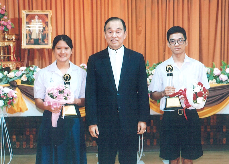 คนดี ศรีหอวัง : ศ.ดร.นพ.วิทยา นาควัชระ ประธาน “กองทุน ศ.ดร.นพ.วิทยา นาควัชระ” เป็นประธานมอบรางวัล “คนดี ศรีหอวัง” ประจำปีการศึกษา 2559 แก่นักเรียนดีเด่นของโรงเรียนหอวัง ซึ่งปีนี้ได้แก่ แรกขวัญ ผลธัญญา และ น.ส.ณัฏฐา ฐิตศิริ ณ ห้องประชุมโรงเรียน