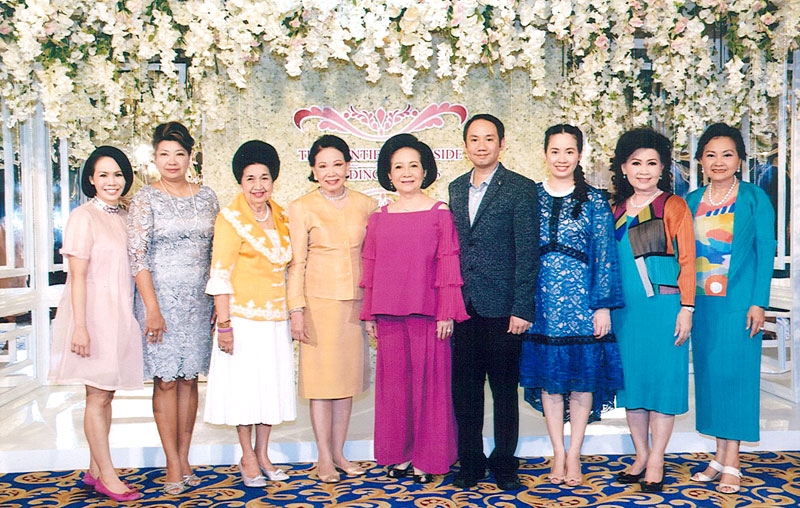 วิวาห์หวาน : พลเอกสุรยุทธ์ จุลานนท์ องคมนตรี เป็นประธานในพิธีฉลองมงคลสมรส ระหว่าง อาริสสนี โชคะสุต บุตรี ฐิติกร-วาสินี โชคะสุต กับวรพฤฒิ์ เตชะไพบูลย์ บุตร อัจฉรา เตชะไพบูลย์-กฤชทิพย์ ศิริรัตน์ธำรงค์ ที่ห้องบอลรูม โรงแรมแมนดาริน โอเรียนเต็ล กรุงเทพฯ โดยมี พันเอกหญิง ท่านผู้หญิงจิตรวดี จุลานนท์ ร่วมยินดีด้วย