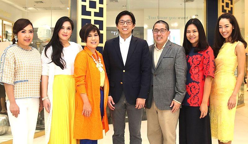 เสริมพลังบวก : ธนพงษ์ จิราพาณิชกุล ปธ.จนท.บห.บจก.ธนจิรา โฮม และอิศเรศ จิราธิวัฒน์ ผอ.ศูนย์การค้าเซ็นทรัลเวิลด์ ร่วมจัดงาน “Jonathan Adler Energizing Your Space@GrooveCentralWorld” ให้ความรู้เรื่องการแต่งบ้าน การจัดดอกไม้ แก่ลูกค้าผู้สนใจ ที่ร้านโจนาธาน แอดเลอร์เซ็นทรัลเวิลด์