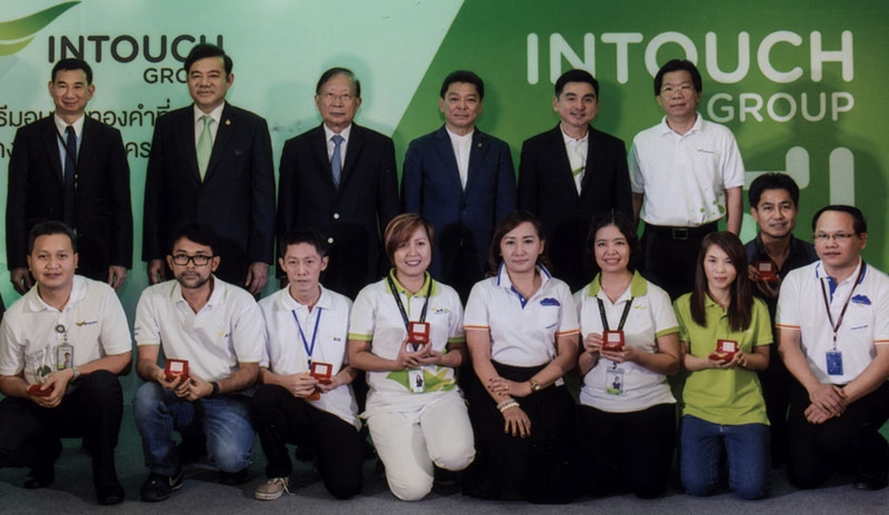 33 ปี “อินทัช” : ดร.วิรัช อภิเมธีธำรง ปธ.กก.บมจ.อินทัช โฮลดิ้งส์ พร้อมคณะผู้บริหารระดับสูงของบริษัทในเครือ ได้แก่ เอไอเอส, ไทยคม และ ซีเอส ล็อกซ์อินโฟ มอบเข็มที่ระลึกแก่พนักงานที่ทำงานนาน 20 ปีขึ้นไป พร้อมมอบทุนการศึกษาแก่บุตรพนักงานที่มีผลการเรียนดี เพื่อสร้างขวัญกำลังใจ ที่อาคารเอไอเอส