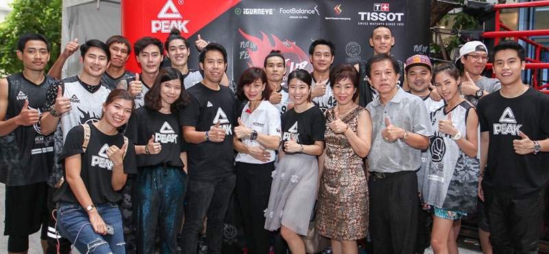 เปิดตัว : ธนาคม รัชตโรจน์ กก.ผจก.บจก.สปอร์ต แพสชั่น อินเตอร์กรุ๊ป ผู้จัดจำหน่ายสินค้ากีฬาแบรนด์ “พีค” จัดการแข่งขัน “PEAK 3x3 Street Basketball 2016” บาสเกตบอลสามคนครั้งแรกของ พีค สปอร์ต ไทยแลนด์ พร้อมแนะนำรองเท้าบาสเกตบอลซิคเนเจอร์ครั้งแรกของเมืองไทย ที่ศูนย์สรรพสินค้า ดิ เอ็มควอเทียร์