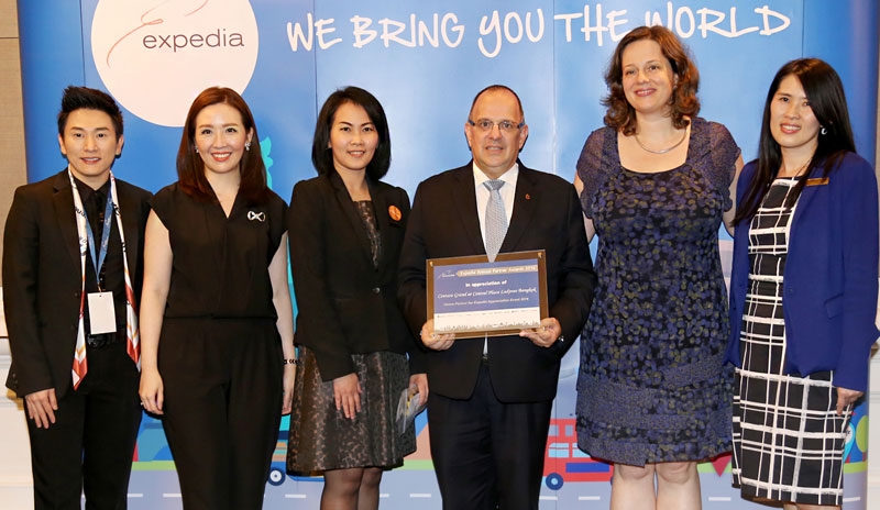 รับโล่ขอบคุณ : มร.วิม เอ็น.เอ็ม.ฟาเก็ล ผจก.ทั่วไป โรงแรมเซ็นทาราแกรนด์ฯ ลาดพร้าว รับมอบโล่ที่ระลึกแสดงความขอบคุณจาก มิส มีเก้ เดอ เชปเปอร์ รอง ปธ.บห.การตลาด เอเชียแปซิฟิก เอ็กซ์พีเดีย กรุ๊ป ในโอกาสที่สนับสนุนการจัดงาน “เอ็กซ์พีเดีย แอพพลิชิเอชั่นอีเว้นท์ 2016-แบงค็อก” ให้สำเร็จด้วยดี