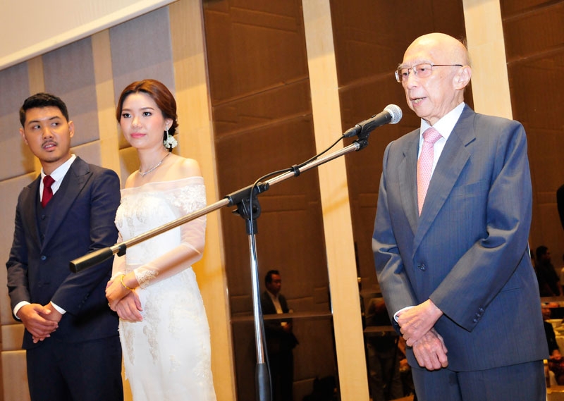ดร.โกวิทย์ โปษยานนท์ ประธานในพิธีขึ้นกล่าวอวยพรมอบให้คู่บ่าว-สาว