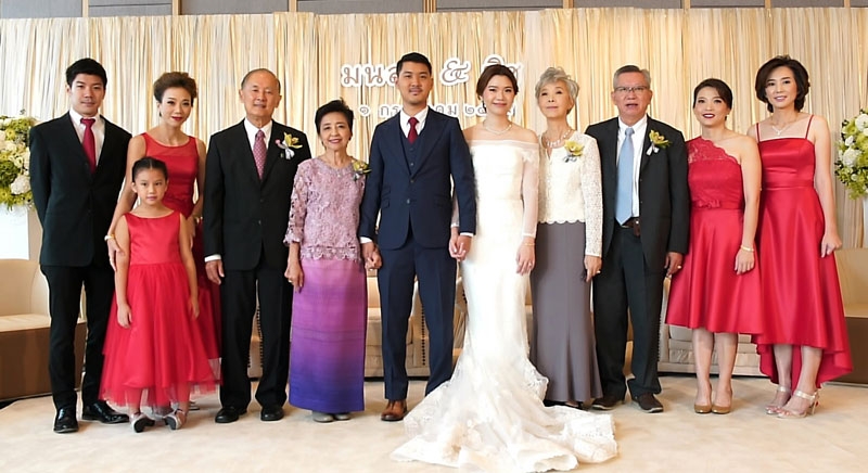 คุณพ่อ-คุณแม่ฝ่ายชาย พล.ท.นพ.พิวัฒน์-สิริลักษณ์ โปษยานนท์ และน้องชาย กับ คุณพ่อ-คุณแม่ฝ่ายหญิง สามารถ-เสาวภาคย์ อัศวกาญจน์, พี่สาวฝ่ายหญิง สุรสา-สุภัสสร อัศวกาญจน์ และ ชลทิพย์ พูนศิริวงศ์