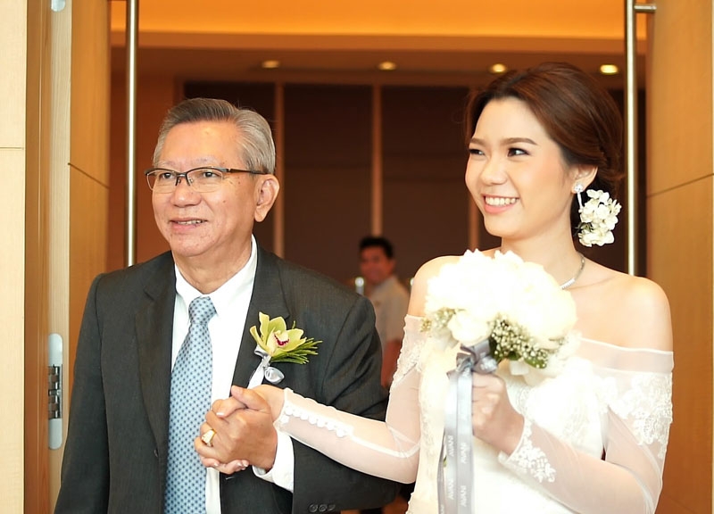 คุณพ่อฝ่ายหญิง สามารถ อัศวกาญจน์ ควงแขนลูกสาวคนสวยเข้าสู่พิธีมงคลสมรส