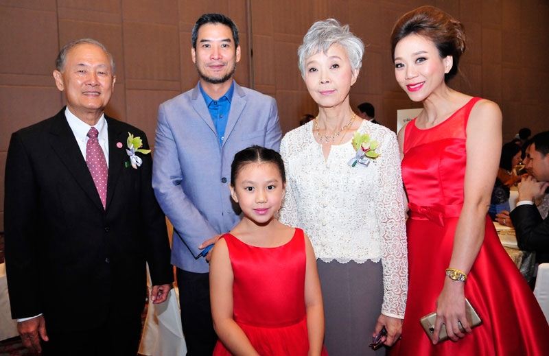 อู๋-ธนากร โปษยานนท์ มาร่วมแสดงความยินดีกับครอบครัวคู่บ่าว-สาว