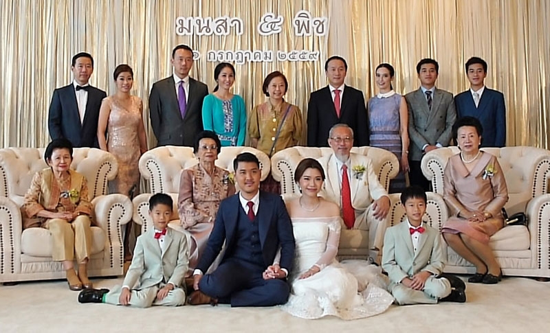 ครอบครัวฝ่ายหญิง “อัศวกาญจน์-ตรังอดิศัยกุล” ร่วมถ่ายภาพกับคู่บ่าว-สาว