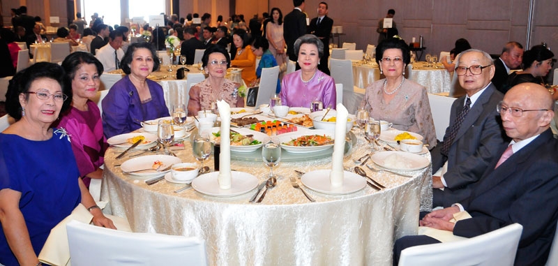 ดร.โกวิทย์ โปษยานนท์ พร้อมด้วย นิภาภรณ์ โปษยานนท์, สุวิมล โปษยานนท์, ทมยันตี โปษยานนท์, มาลี โพศิริวัฒน์, คุณหญิงวิลาวัณย์ กำภูฯ, สุภาพ-ไพบูลย์ อิงควัต ร่วมอวยพรมอบให้คู่บ่าว-สาว