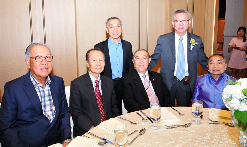 คุณพ่อ-คุณแม่ฝ่ายหญิง สามารถ-เสาวภาคย์ อัศวกาญจน์ ต้อนรับ พล.ต.ท.สุทธิเดช-พล.อ.หญิง ระชี แสงศิรินาวิน