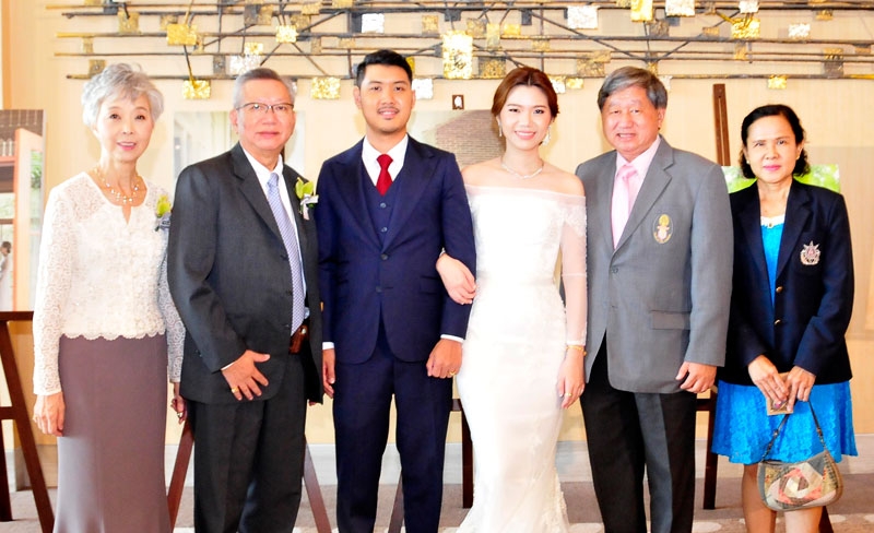 คุณพ่อ-คุณแม่ฝ่ายหญิง สามารถ-เสาวภาคย์ อัศวกาญจน์ ต้อนรับ พล.ต.ท.สุทธิเดช-พล.อ.หญิง ระชี แสงศิรินาวิน