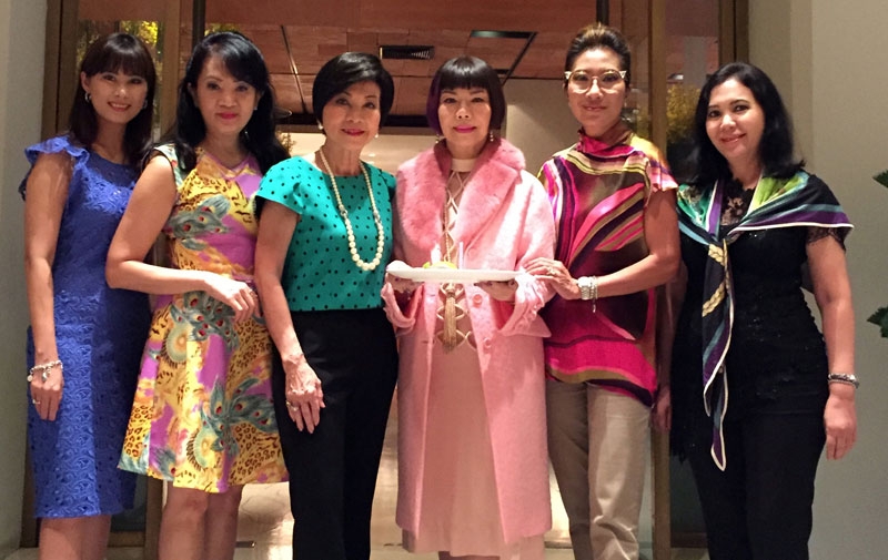 เลี้ยงสองโอกาส : ดร.กฤษติกา คงสมพงษ์ จัดเลี้ยงแสดงความยินดีแก่ พัชรพิมล ยังประภากร ในโอกาสครบรอบวันคล้ายวันเกิดและได้รับรางวัลนักธุรกิจสตรีตัวอย่างประจำปี 2559 โดยมี ม.ล.ปุญยนุช เกษมสันต์ ตุลยะจินดา, ศรีศุภางค์ มอรีส, ณิชยา ชัยวิสุทธิ์ และ อภิญญา โดแลน ร่วมแสดงความยินดี ณ โรงแรมอนันตรา สยาม กรุงเทพฯ