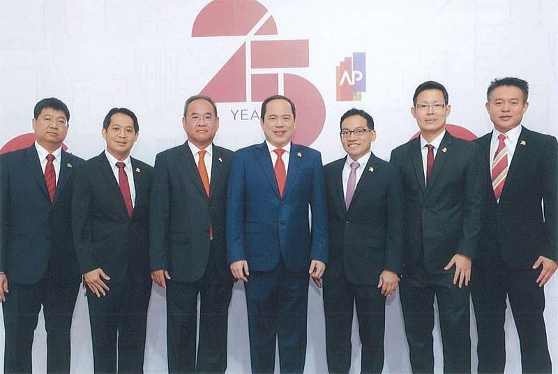 25 ปี แห่งคุณภาพ : บริษัท เอพี (ไทยแลนด์) จำกัด (มหาชน) ผู้พัฒนาอสังหาริมทรัพย์ชั้นนำของไทย นำโดย อนุพงษ์ อัศวโภคิน และ พิเชษฐ วิภวศุภกรจัด “งานฉลองครบรอบ 25 ปี” เพื่อขอบคุณพันธมิตรที่ให้การส่งเสริมและสนับสนุน ณ โรงแรมสยามเคมปินสกี