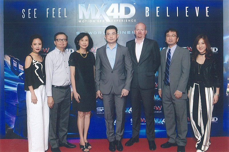 เปิดตัว : สุวิทย์ ทองร่มโพธิ์ ประธานเจ้าหน้าที่บริหาร สายงานปฏิบัติการ บริษัทเอส เอฟ คอร์ปอเรชั่น จำกัด (มหาชน) เปิดตัวโรงภาพยนตร์ 4 มิติ MX4D (เอ็ม เอ็กซ์โฟร์ ดี) โดยมี เคร็ก ซี ที สมิธ, โมโตมิ ไซโตะ, เฮนรี่ ทราน, สุวรรณี ชินเชี่ยวชาญ, อลีสญาฌ์ ทอย และ นท พนายางกูร มาร่วม ณ โรงภาพยนตร์ MX4D เอส เอฟ เวิลด์ ซีเนม่า ศูนย์การค้าเซ็นทรัลเวิลด์