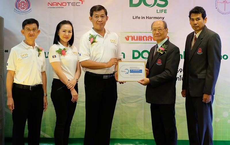 ถังน้ำปลอดเชื้อ : รศ.ดร. สุรินทร์ เหล่าสุขสถิตย์ อุปนายกสมาคมนาโนเทคโนโลยีฯ ร่วมด้วย ผศ.ดร.ธนากร โอสถจันทน์ ประธานสลากนาโน(NanoQ) มอบสลากนาโนให้กับ ฐานวัฒน์ พรหมวิสุทธิพล ผอ.ฝ่ายนวัตกรรม บจ.ธรรมสรณ์ ผู้ผลิตและจำหน่ายถังเก็บน้ำแบรนด์ DOS ที่ผสมโดยเทคโนโลยี “คอมแบค นาโน” นวัตกรรมที่สามารถยับยั้งการแพร่กระจายของเชื้อแบคทีเรียได้ถึง 99.99% นับเป็นรายแรกในกลุ่มผลิตภัณฑ์ถังเก็บน้ำพลาสติก งานนี้จัดขึ้น ณ อาคารพระจอมเกล้า กระทรวงวิทยาศาสตร์และเทคโนโลยี