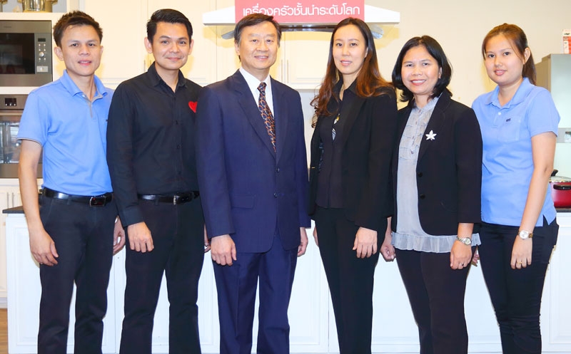 พันธมิตร : มร.โจเซฟ เคซี โล กก.และ ผจก.ทั่วไป บจ.ไมเร็กซ์ (ประเทศไทย) พร้อมด้วย โชติรส ตันเจริญพานิช หรือ เชฟหลิน เจ้าของสถาบันสไมล์คุกกิ้งคลับ ตกลงความร่วมมือ โดยมี วิชเยนทร์ อรุณสุขพิสัย ผจก.ฝ่ายการตลาดสื่อสารและปชส.บจ.ไมเร็กซ์ (ประเทศไทย) และ อรัญญา บุญเกลียว ผอ.ฝ่ายขายและการตลาด ร่วมเป็นสักขีพยาน ในการจัดกิจกรรม Cooking Class ในทุกเดือนตลอดทั้งปีโดยไม่เสียค่าใช้จ่ายใดๆ มีเชฟมืออาชีพระดับ Michelin Star จากสถาบันสไมล์คุกกิ้งคลับ เป็นผู้ถ่ายทอดเทคนิคการทำเมนูอาหารในแต่ละเดือน ณ โชว์รูมไมย์เออร์ บางนา