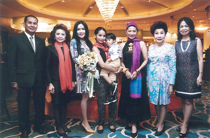 สุขสันต์วันเกิด : หม่อมไฉไล ยุคล ณ อยุธยา จัดเลี้ยงฉลองวันเกิดให้แก่ลูกสาว ม.จ.หญิงภานุมา ยุคล ณ ห้องลอร์ดจิมส์ โรงแรมแมนดาริน โอเรียนเต็ล กรุงเทพฯ โดยมี ศศินันท์ โลจายะ, ชนาการ บัวชุม, อติพร ศิริพัฒน์, ยุพเยาว์ เพียรพาณิชย์พร, กฤษ สุบรรณรัตน์ พร้อมกลุ่มสตรีสยาม ร่วมอวยพรด้วยความอบอุ่น