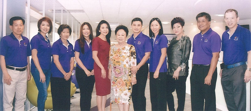 TRSC เข้าสู่ปีที่ 19 : อำพันศรี ชันซื่อ เป็นประธานในพิธีทำบุญเลี้ยงพระ ในโอกาสเข้าสู่ปีที่ 19 ของ TRSC ศูนย์เลสิคนานาชาติ พร้อมทำบุญวันเกิด วนิดา-นายแพทย์เอกเทศ ชันซื่อ ประธานกรรมการบริหาร และผู้อำนวยการแพทย์ ณ ชั้น 6 อาคารอื้อจือเหลียงถนนพระราม 4