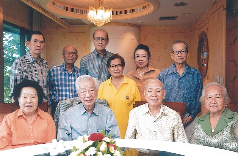 ครบรอบวันเกิด : อนุตร์ อัศวานนท์ ประธานกรรมการบริษัท โอลีน จำกัด จัดงานเลี้ยงสังสรรค์เนื่องโนโอกาสวันคล้ายวันเกิด แด่ ศ.ประยูร จินดาประดิษฐ์ โดยมี ล้วนมณี อัศวานนท์, ยุพา จินดาประดิษฐ์, สมชาย อินทรทูต, อำมวย สังขวาลี, สุทัย อุนนานนท์ และ บุญชุบ เอี่ยมละออ มาร่วมอวยพร ณ ห้องอาหารจีน ดิ เอมเพอเรอร์ โรงแรมมณเฑียร ริเวอร์ไซด์