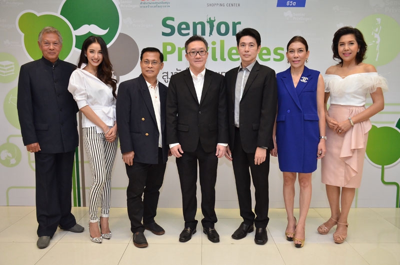 เพื่อสุขภาพ : นันทวัฒน์ เนาวรัตน์พงษ์ กรรมการผู้จัดการ บริษัท พาราไดซ์ พาร์ค จำกัด เปิดงาน “พาราไดซ์ พาร์ค สูงวัย ใส่ใจสุขภาพ” มหกรรมออกร้านสินค้าสุขภาพและบริการสำหรับผู้สูงอายุ ซึ่งรวบรวมนวัตกรรมและสิ่งอำนวยความสะดวกสำหรับ
ผู้อาวุโส ครบครัน โดยมี ดร.อุทัย เจริญวงศ์, สิริพร ใจสะอาด, ภัทรพล ตันติยะบุตร ร่วมงาน ณ รอยัล พาร์ค พลาซ่า ชั้น 1 ศูนย์การค้าพาราไดซ์ พาร์ค ถนนศรีนครินทร์