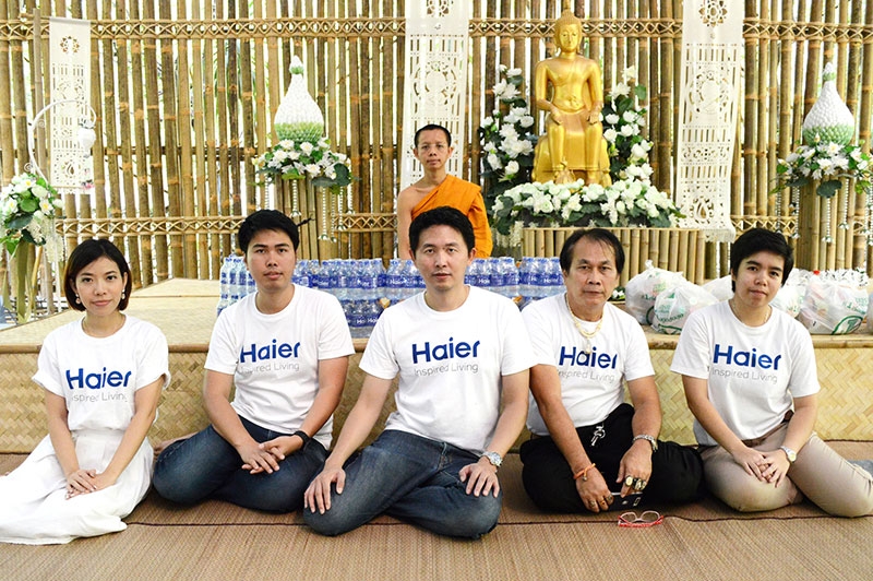 ส่วนหนึ่งของสังคม : เกษม อติสุนทรกุล รองประธานฝ่ายการตลาด บจ.ไฮเออร์ อิเลคทริคอล แอพพลายแอนซ์ และตัวแทนพนักงาน ร่วมกิจกรรม ใส่บาตรอาหารและน้ำดื่ม ซึ่งเป็นกิจกรรมส่วนหนึ่งของโครงการสามเณร ปลูกปัญญาธรรม ปี 5 หนึ่งในฐานะผู้สนับสนุนของโครงการฯ ดังกล่าวณ วัดเขาวง (ถ้ำนารายณ์) อ.พระพุทธบาท จ.สระบุรี