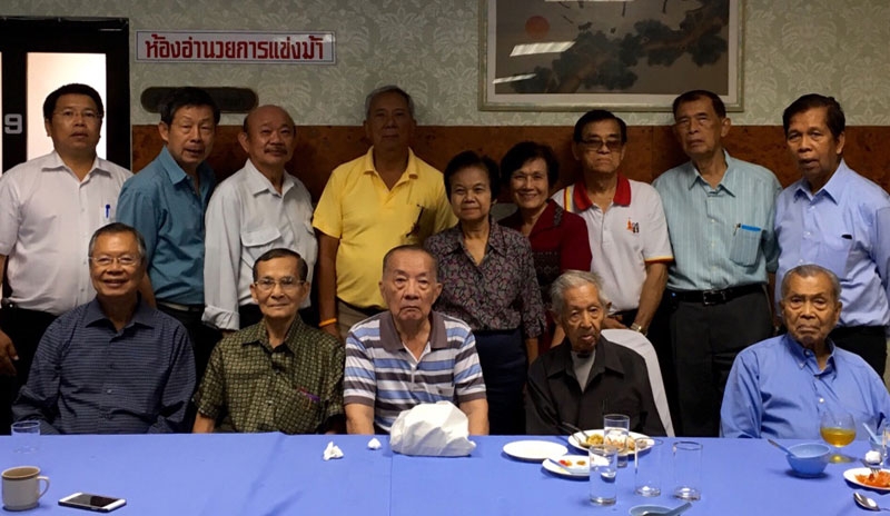 สิงห์แดงรวมรุ่น : สุขวิช รังสิตพล อดีตรองนายกรัฐมนตรี สังสรรค์เพื่อนชมรมรัฐศาสตร์ ม.ธรรมศาสตร์ โดยมี ไพฑูรย์ สุนทรวิภาต อดีต ผวจ.พิษณุโลก, พ.ท.กมล ประจวบเหมาะ นายกสมาคมนักปกครองฯ และ อภัย จันทนจุลกะ อดีต รมว.แรงงาน ร่วมงาน ที่ ราชตฤณมัยสมาคมฯ (สนามม้านางเลิ้ง)