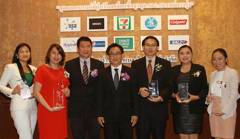 5 แบรนด์ดัง : พูนพงษ์ นัยนาภากรณ์ ผอ.กองส่งเสริมและพัฒนาธุรกิจ กระทรวงพาณิชย์ และ มร.ฮาร์เวิร์ด ชาง กก.ผจก.บจก.กันตาร์ เวิลด์พาแนล (ไทยแลนด์) ร่วมมอบรางวัล “สุดยอดแบรนด์ที่ผู้บริโภคเลือกซื้อสูงสุดในประเทศไทย” ให้กับ 5 แบรนด์ กลุ่มสินค้าอุปโภคบริโภค ที่ โรงแรมอินเตอร์คอนติเนนตัล
