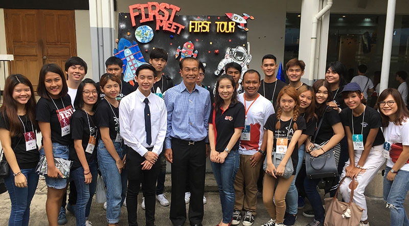 รับขวัญเพื่อนใหม่ : วิเชียร ชวลิต นายกสมาคมรัฐศาสตร์ แห่งมหาวิทยาลัยธรรมศาสตร์ ในพระบรมราชูปถัมภ์ ร่วมต้อนรับน้องๆ “สิงห์แดง” นักศึกษาคณะรัฐศาสตร์ มธ.ในกิจกรรม “วันแรกพบ 2559” โดยมี ดร.ศิกานต์ อิสระชัยยศ รองคณบดีฝ่ายการนักศึกษา คณะรัฐศาสตร์ ม.ธรรมศาสตร์ เปิดงานพร้อมกันทุกคณะ เมื่อเช้าวันอาทิตย์ที่ 10 ก.ค. 2559 ที่ห้อง ร.103 คณะรัฐศาสตร์ มธ.ท่าพระจันทร์