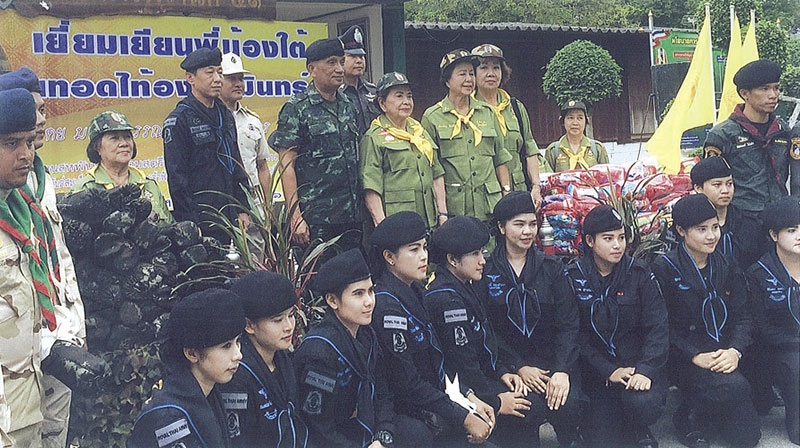 ทักทายและถ่ายภาพเป็นที่ระลึกกับทหารพรานหญิง ของกรมทหารพรานที่ 41 อ.รามัญ จ.ยะลา