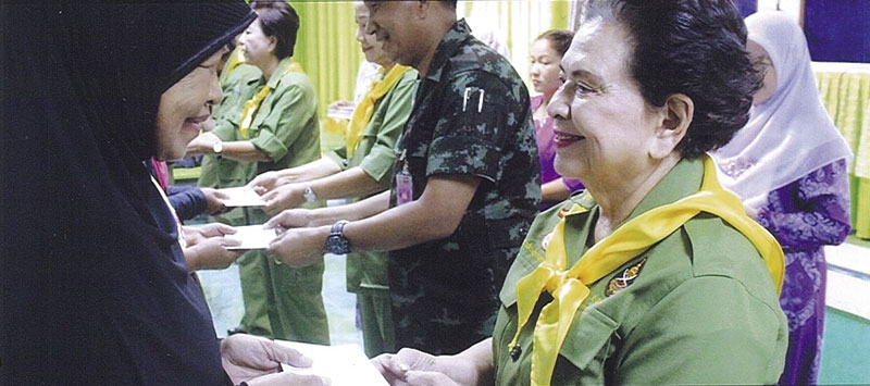 มอบเงินปลอบขวัญผู้สูญเสียจากเหตุการณ์ไม่สงบในภาคใต้