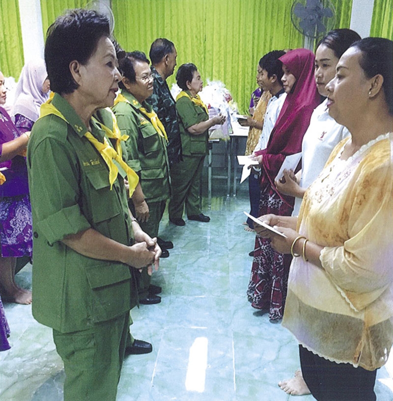 มอบเงินปลอบขวัญผู้สูญเสียจากเหตุการณ์ไม่สงบในภาคใต้