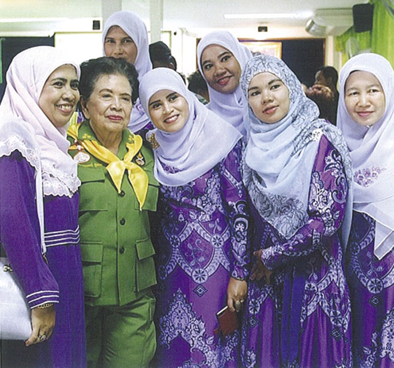 ประธานสหพันธ์สมาคมสตรีอาสาสมัครรักษาดินแดนฯ ม.ร.ว.วรรณาภรณ์ ศุขเนตรกับ กก.ชมรมสตรีฯ ของภาคใต้