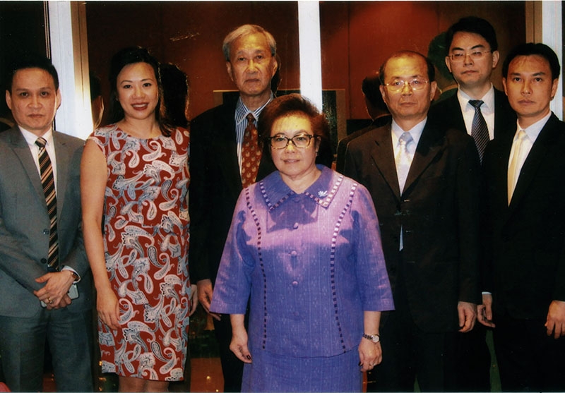 แขกพิเศษ : พันธ์พิไล ใบหยก รองประธานกลุ่มใบหยก เลี้ยงต้อนรับ Ms.Cynthia Wu รอง ปธ.กก.บห.ชิน กง กรุ๊ป กลุ่มธุรกิจชั้นนำด้านอสังหาริมทรัพย์และธนาคารจากไต้หวัน ซึ่งเข้าพักที่โรงแรมใบหยกสกาย โดยมี วิชาญ ศิริชัยเอกวัฒน์ กงสุลกิตติมศักดิ์ สาธารณรัฐโมซัมบิกประจำราชอาณาจักรไทย ร่วมต้อนรับ