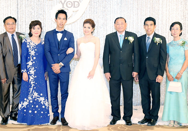 ใฝ่ฝัน...วันที่รอคอย : เสริมศักดิ์ พงษ์พานิช อดีตรัฐมนตรีช่วยว่าการกระทรวงศึกษาธิการ เป็นประธานพิธีฉลองมงคลสมรส ระหว่าง ฐิตาภรณ์ เอกเอี่ยม บุตรี นิพนธ์-บังอร เอกเอี่ยม กับ อุทิตย รัตนเสถียร บุตร นพดล-จิตตรา รัตนเสถียร 
ที่ห้องแกรนด์ บอลรูม โรงแรมมิราเคิล แกรนด์ คอนเวนชั่น หลักสี่