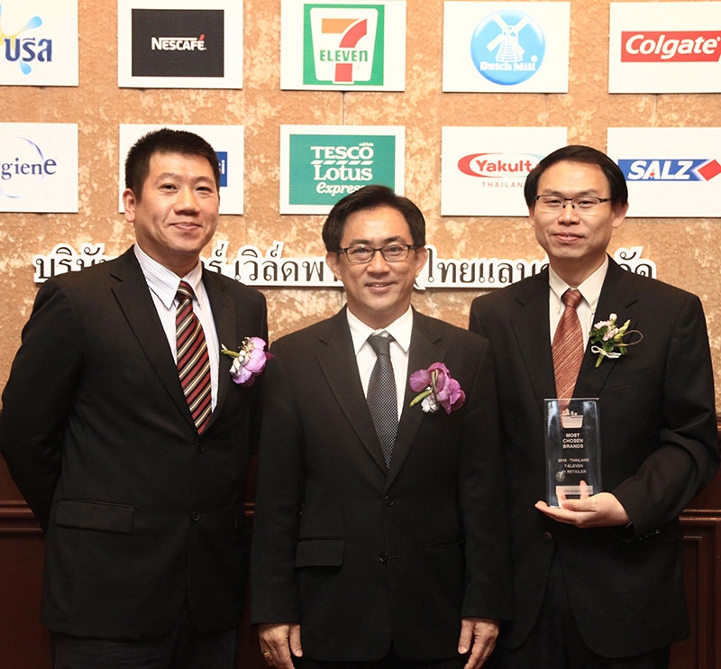 สูงสุดในกลุ่มผู้ค้าปลีก : ยุทธศักดิ์ ภูมิสุรกุล รอง กก.ผจก.อาวุโส บมจ.ซีพี ออลล์ รับรางวัลชนะเลิศ “สุดยอดแบรนด์ที่ผู้บริโภคเลือกซื้อสูงสุดในประเทศไทย” จากผลวิจัยที่จัดทำโดย บริษัท กันตาร์ เวิร์ลดพาแนล จำกัด (KWP) โดยมี พูนพงษ์ นัยนาภาภรณ์ ผอ.กองส่งเสริมและพัฒนาธุรกิจ กระทรวงพาณิชย์ และ มร.ฮาร์เวิร์ด ชาง กก.ผจก.บจก.กันตาร์ เวิร์ลดพาแนล (ไทยแลนด์) ร่วมกันมอบให้ที่โรงแรมอินเตอร์คอนติเนนตัล ราชประสงค์