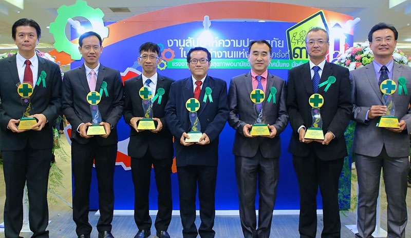 ต่อเนื่อง 5 ขึ้นไป : พิเชษฐ์ ตั้งปัญญารัตน์ กก.ผจก.บจก.ระยองโอเลฟินส์, โชคชัย มนตรีอมรเชฐ กก.ผจก.บจก.ไทย เอ็มเอฟซี, มร.โคอิชิ มัทสึชิตะ กก.ผจก.บจก.ไทย เอ็มเอ็มเอ รวม 7 บริษัทในเครือเอสซีจี เคมิคอลส์ รับรางวัลสถานประกอบกิจการต้นแบบดีเด่นด้านความปลอดภัย อาชีวอนามัยฯ ที่ศูนย์ฯไบเทค