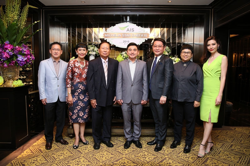 เอไอเอสชวนชิม : สมชัย เลิศสุทธิวงค์ ประธานเจ้าหน้าที่บริหาร เอไอเอส จัดกิจกรรม “เอไอเอส มิชลิน สตาร์เซฟ” ครั้งที่ 15 เพื่อมอบประสบการณ์สุดเอ็กซ์คลูซีฟให้ลูกค้าคนพิเศษ ได้ลิ้มรสความอร่อยจากฝีมือเชฟระดับโลก “อแลง โซลิแวรส์” เชฟมิชลินสตาร์ระดับ 2 ดาว ซึ่งเป็นหนึ่งในแคมเปญ “AIS LIVE 360ํเติมทุกองศาความพิเศษ” โดยมี วิลาสินี พุทธิการันต์ ที่ปรึกษา เอไอเอส และแขกผู้มีเกียรติ อาทิ ภาวศุทธิ ศรีวิโรจน์ และ มนตรี วิโรจน์เวชภัณฑ์ ร่วมลิ้มลองความอร่อย ณ โรงแรมแมนดาริน โอเรียนเต็ล กรุงเทพฯ