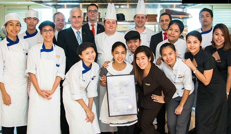 ชนะเลิศ : มร.วิลเลี่ยม ฮานดริกแมน ผจก.ทั่วไป โรงแรมโซฟิเทล กรุงเทพ สุขุมวิท ฉลองรางวัล“ห้องอาหารฝรั่งเศสยอดเยี่ยมของทวีปเอเชีย” ของ “ลาพาร์ต บาร์ แอนด์ เรสเตอรองค์”จากงาน เวิลด์ ลักซ์ชัวรี่ เรสเตอรองค์ อวอร์ด 2016 โดยฝีมือสร้างสรรค์และการปรุงอาหารของ เชฟเจอโรม เดอคอนนิกค์