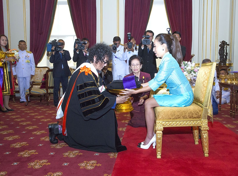 ถวายปริญญาฯ : พระเจ้าหลานเธอ พระองค์เจ้าพัชรกิติยาภา ประทานพระวโรกาสให้ เพชร โอสถานุเคราะห์ อธิการบดีมหาวิทยาลัยกรุงเทพ เข้าเฝ้าถวายปริญญานิติศาสตรดุษฎีบัณฑิต กิตติมศักดิ์ ประเภทวิชาการ ณ พระที่นั่งอัมพรสถาน